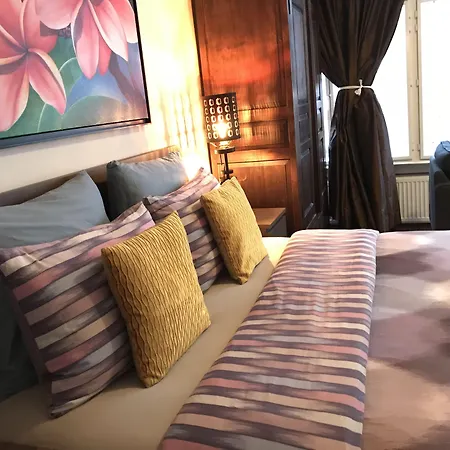 Amsterdam 4 Holiday Guestrooms-2